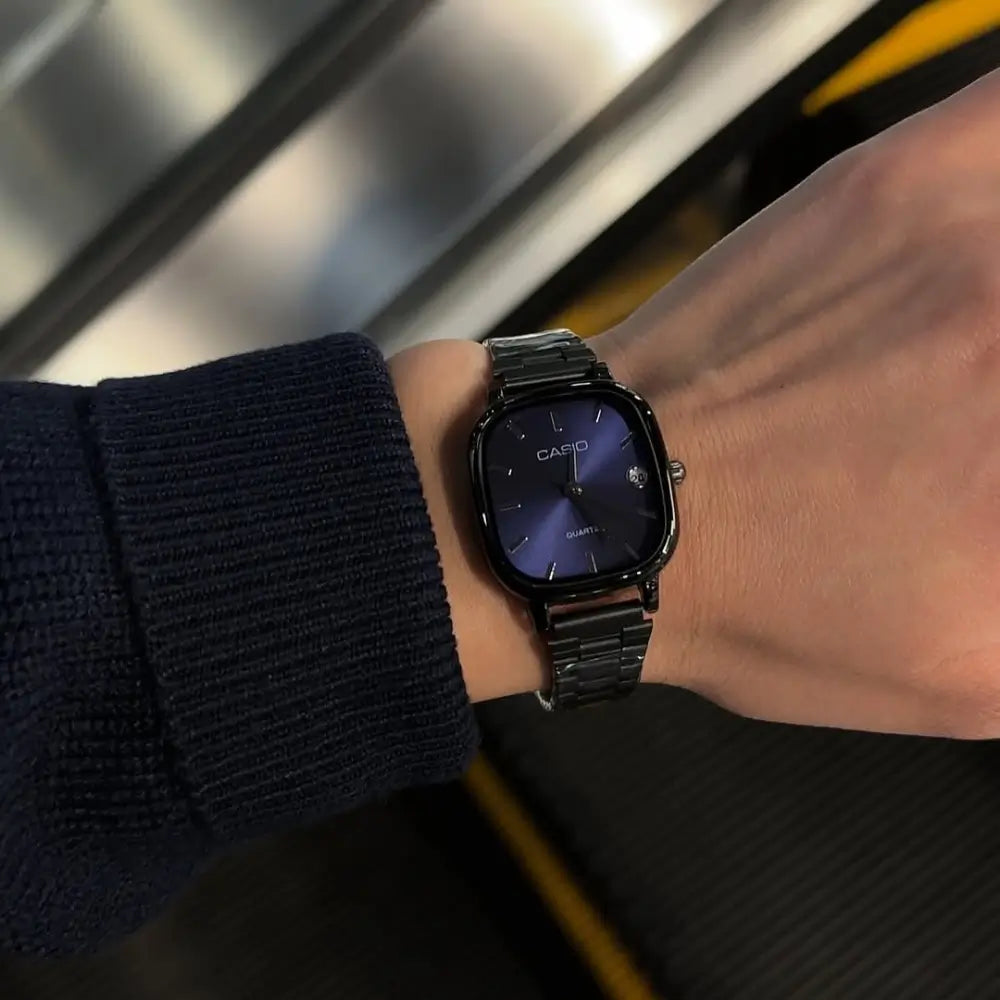 Casual Vintage Analog Watch